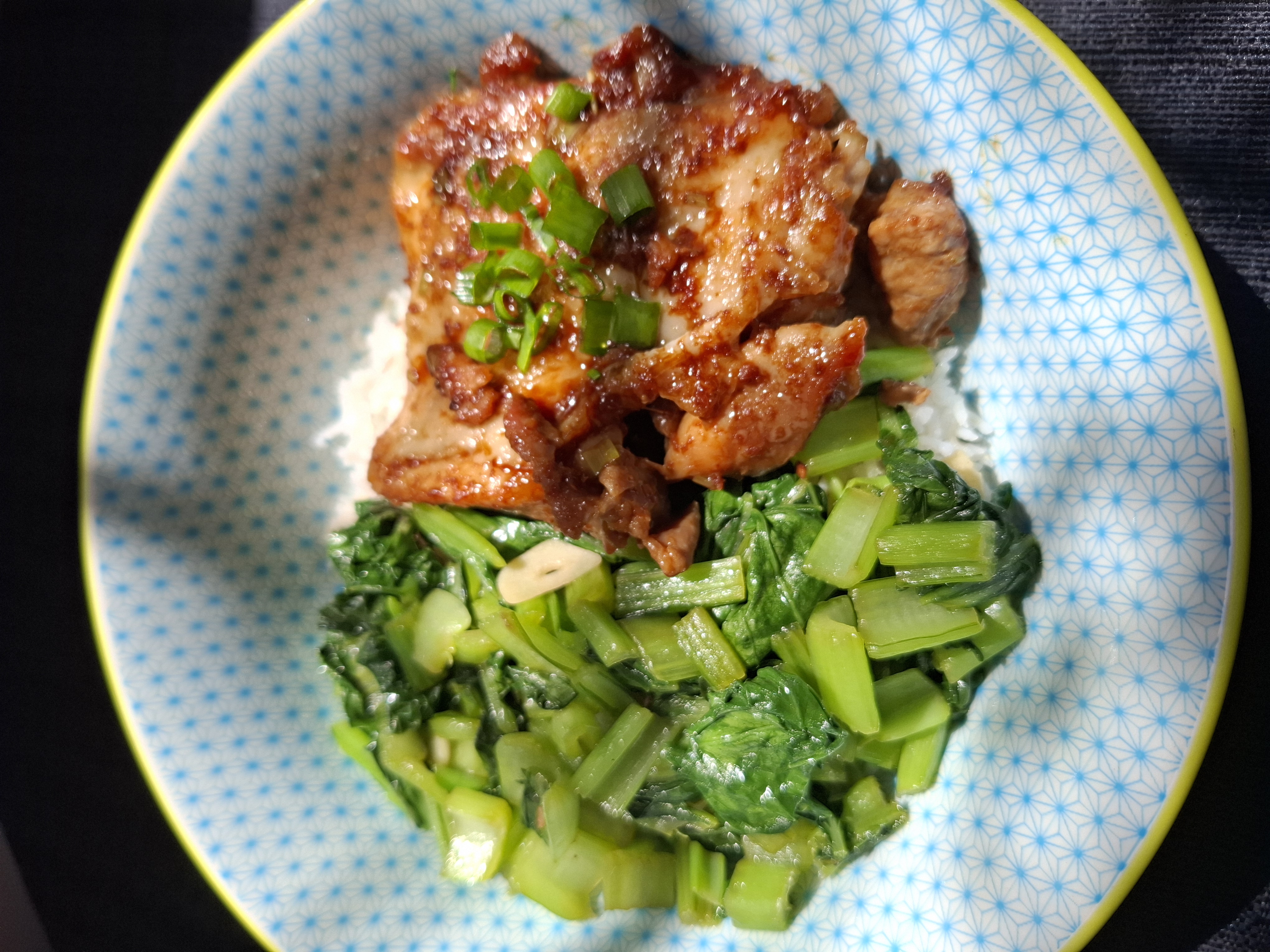 Poulet pimenté et sucré et légumes verts